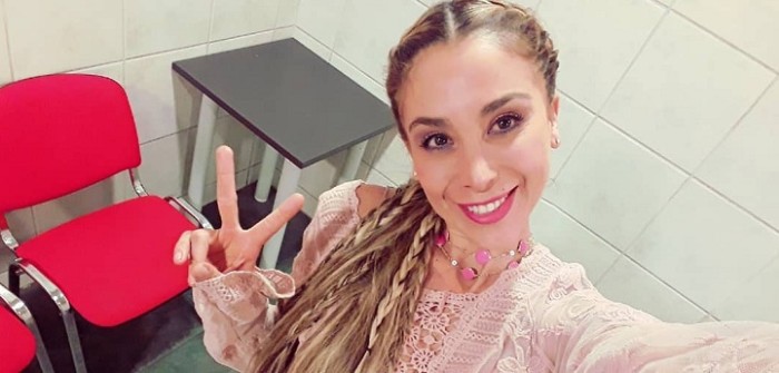 A la moda: Yamna Lobos se llenó de halagos tras lucir moderna tendencia 'total look'