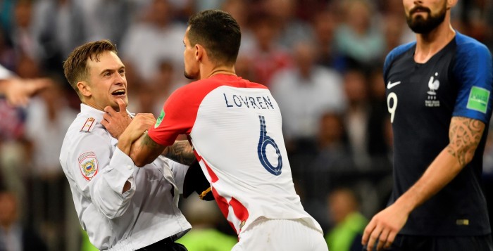 Personas burlan seguridad e ingresan a cancha de juego en plena final del Mundial