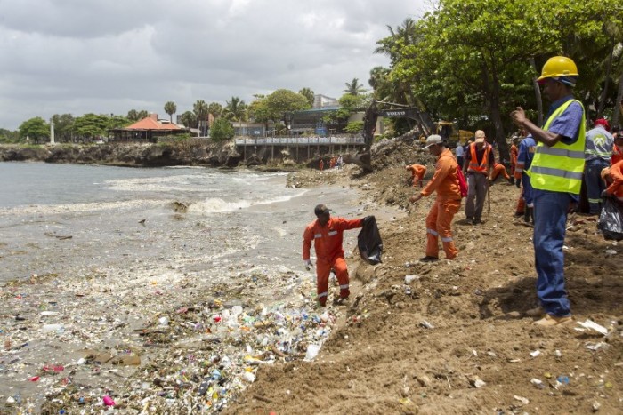 Para no creer: video muestra impactante nivel de basura que afecta costas de Santo Domingo