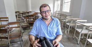 Profesor venezolano que conmovió tras mostrar sus zapatos recibió inesperada ayuda