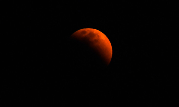 ¿Se verá en Chile? Eclipse más largo del siglo XXI teñirá de rojo la Luna este viernes