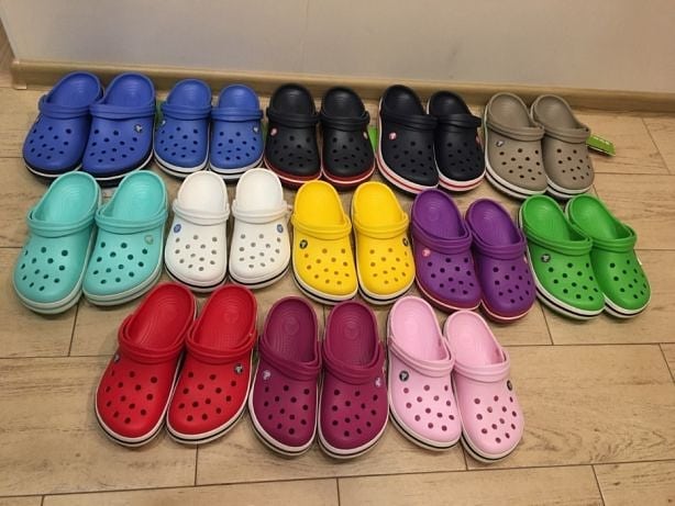 Casuales y cómodas: popular sandalia de goma evolucionó y ahora tiene su versión con taco