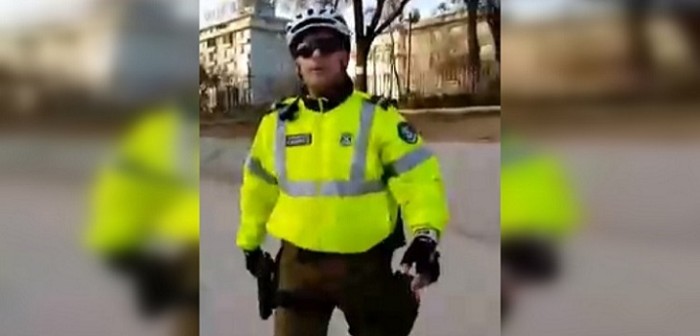 Agresiva actitud de Carabinero se viralizó: quiso esposar a joven que grabó procedimiento