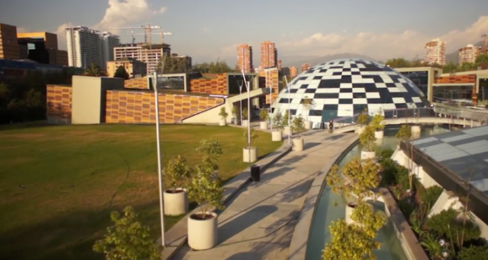 Joven falleció tras caer 4 pisos durante fiesta en Las Condes: el evento no se detuvo