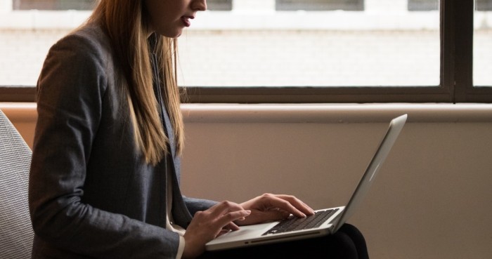 Falsa publicación en redes hizo creer a madre que su hija se había suicidado por bullying