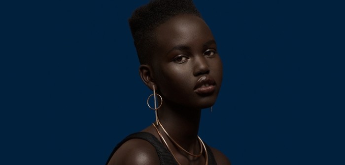Adut Akech: la joven sudanesa que pasó de ser refugiada a supermodelo y musa de Chanel