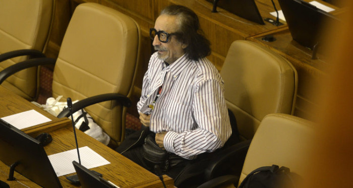 Florcita lo hizo de nuevo: se cambió de ropa en plena sesión e hizo cantar al Congreso