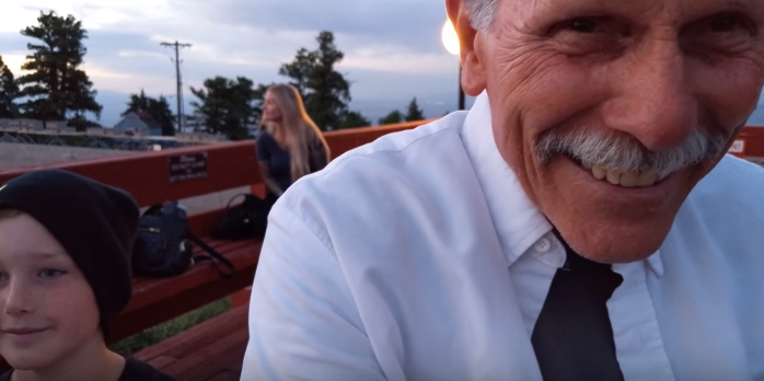 Abuelo cometió divertido error al intentar grabar a su nieto pidiendo matrimonio