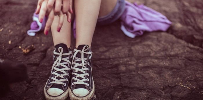 Condenan a madre en España por brutal castigo a hija adolescente: la encadenó en su pieza