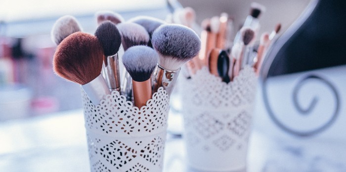 ¿Por qué nunca debes soplar el exceso de maquillaje de tus brochas?