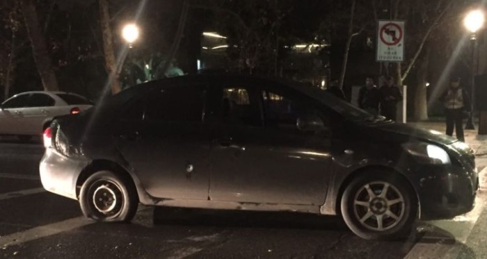 Carabineros hirió a una mujer tras disparar contra auto que intentó atropellarlos