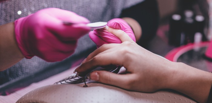 Los trucos para remover el esmalte acrílico y en gel que te harán ahorrar dinero