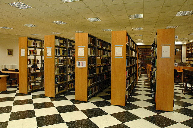 ¿Mejor compañero? Alumno dejó energéticas escondidas en biblioteca de universidad chilena