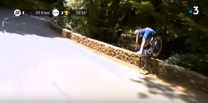 Ciclista sufrió brutal caída en Tour de Francia y siguió compitiendo pese a su rótula rota