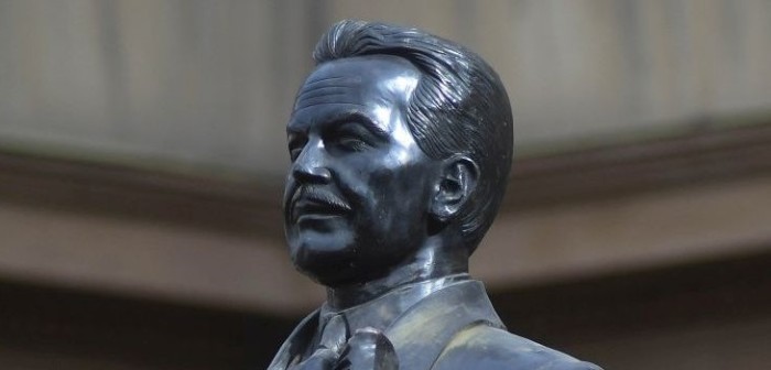 Estatua en homenaje a Pedro Aguirre Cerda fue blanco de críticas por tipografía usada