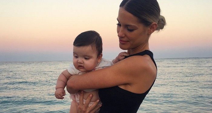 Luz Elif tuvo su primer baño de piscina y Gala compartió el tierno momento en redes