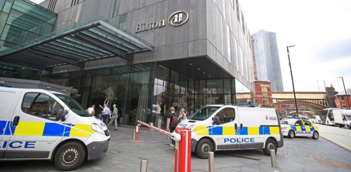 De terror: fiesta en hotel de Inglaterra terminó con joven escapando con su cuello cortado