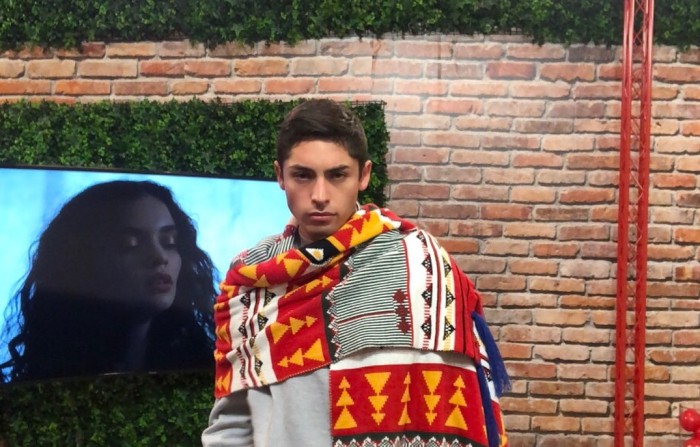 Apostó por el gris: bailarín de 