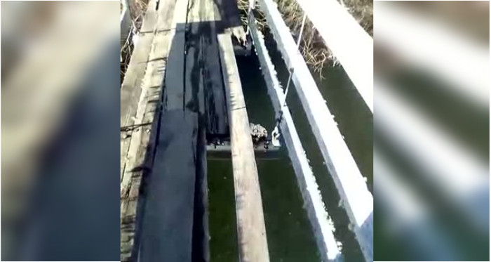 Indignante: abuelos y niños deben transitar por deplorable pasarela en Tirúa