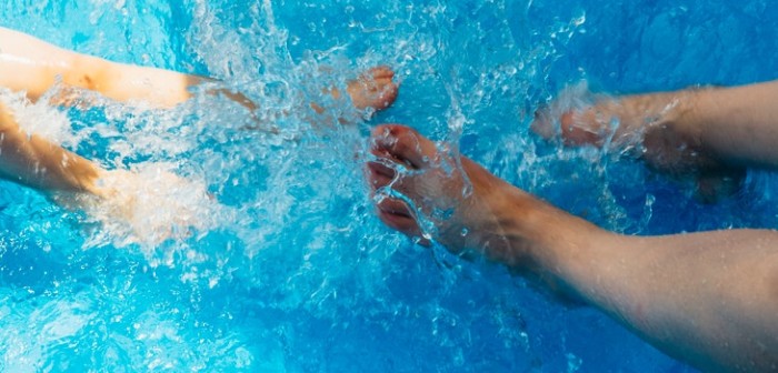 ¿Sin pudor? La 'poco higiénica' acción de una mujer en piscina pública que se hizo viral