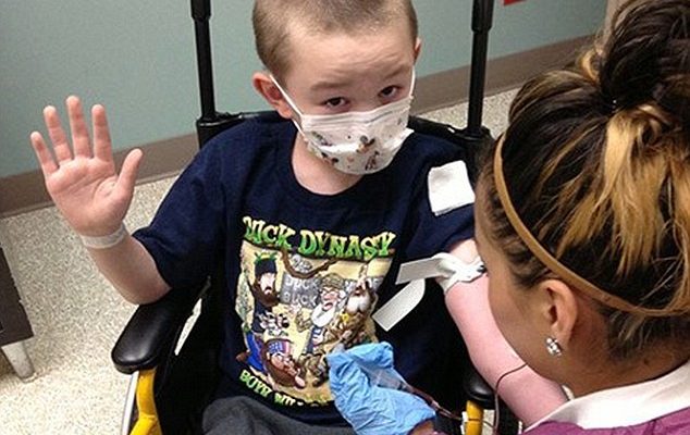 La extraña enfermedad de un niño cuya piel se vuelve dura como una roca