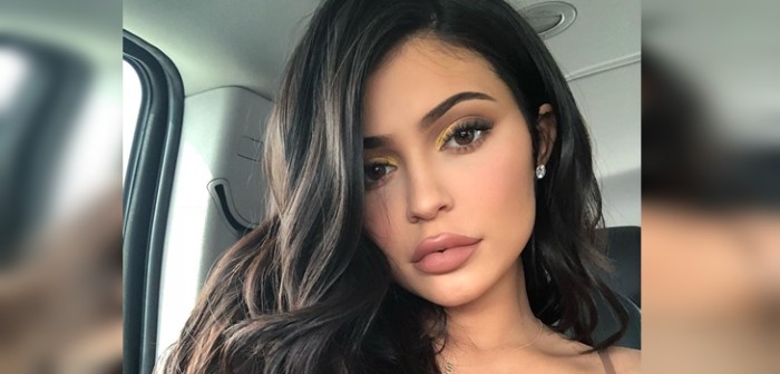 Kylie Jenner usó mini vestido Chanel y mostró su curvilínea figura a 5 meses de dar a luz