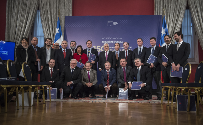 ¿Volvió la CNI? Critican al Gobierno por posible sigla de nuevo organismo de inteligencia