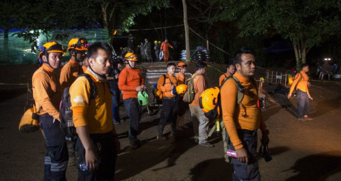 Buzo muere por falta de oxígeno tras ayudar a niños atrapados en cueva de Tailandia