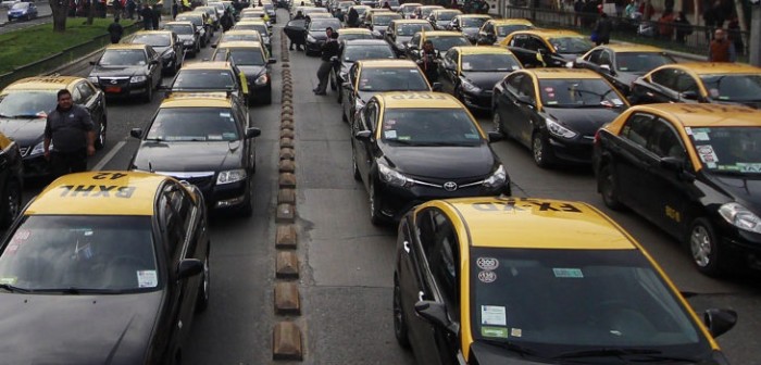 Taxistas convocan a manifestación en Santiago este lunes por proyecto que regula Uber y Cabify