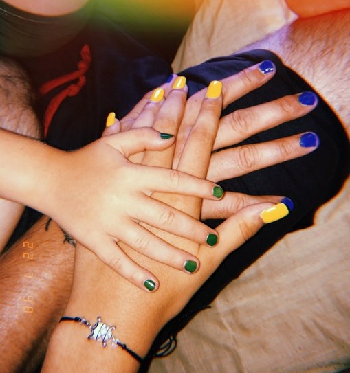 La aplaudida (y moderna) lección de abuelo a su nieto de 5 años que ama pintarse las uñas