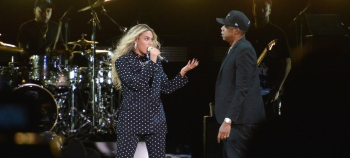 Fan desata el caos tras subirse al escenario en pleno concierto de Beyoncé y Jay-Z