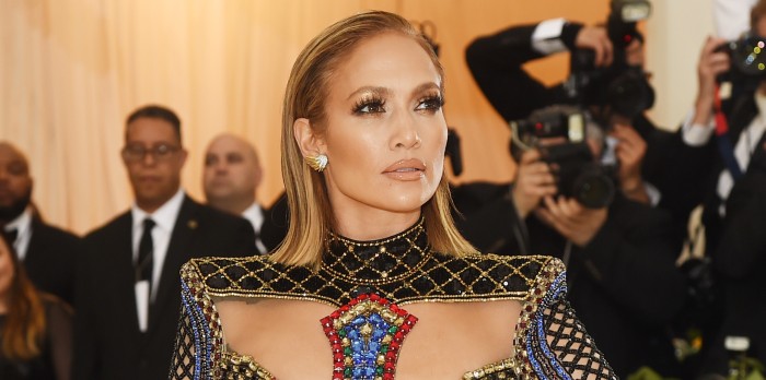 JLo sorprendió a fans con improvisado show arriba de una mesa en restaurante italiano