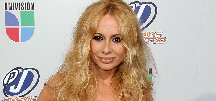 Vestido de Marta Sánchez le jugó una mala pasada en concierto y mostró más de la cuenta