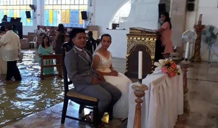 El amor fue más fuerte: pareja se casó en una iglesia totalmente inundada en Filipinas