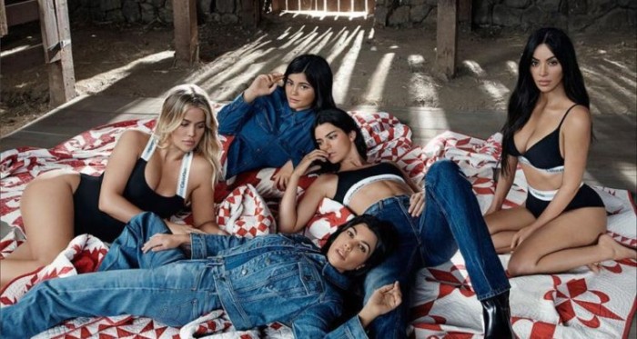 Descubren tremendo fail de Photoshop en publicidad de las hermanas Kardashian