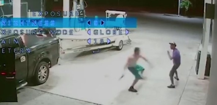 Captan brutal ataque de modelo a hombre sin hogar: no habría querido darle dinero