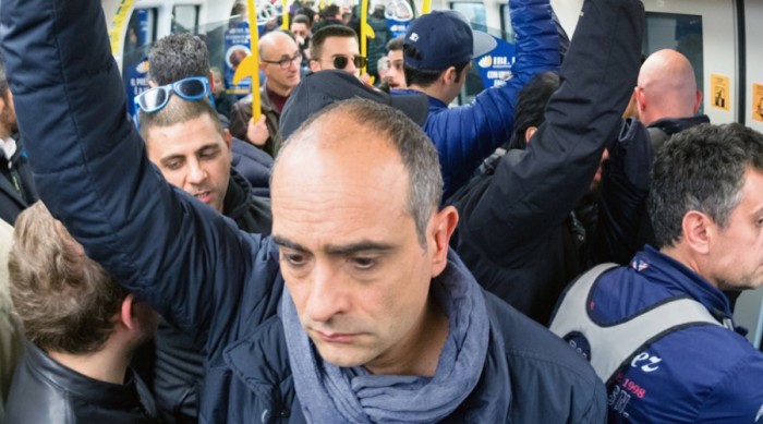 ¿Serviría en Chile? Metro de Viena reparte desodorantes a pasajeros para combatir mal olor