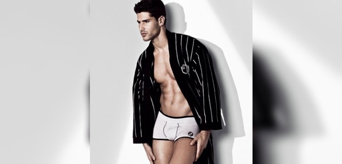 Sostenes y tangas de seda: la nueva lencería para hombres que ofrece HommeMystere