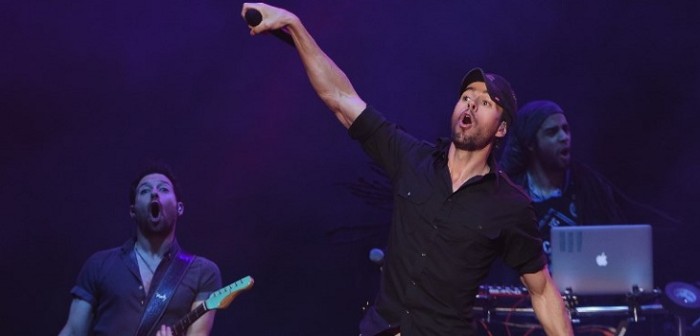 Enrique Iglesias enfrenta escándalo tras manosear a una telonera en pleno concierto