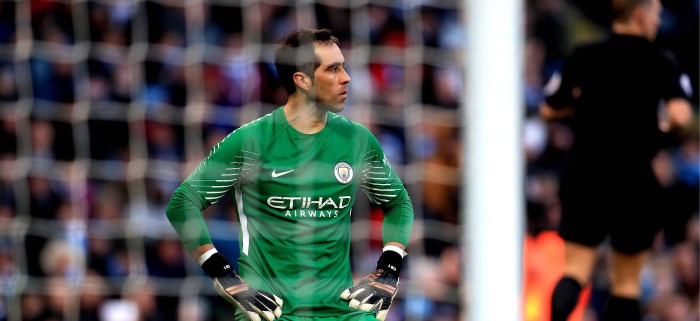 Claudio Bravo sufrió grave lesión que lo dejará fuera de las canchas por lo menos 6 meses