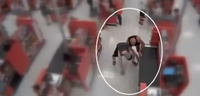 La furiosa reacción de un padre al descubrir que hombre grababa bajo la falda de su hija