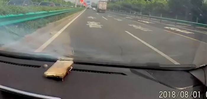 Un susto de aquellos: iPhone explotó 'de la nada' mientras mujer manejaba su vehículo