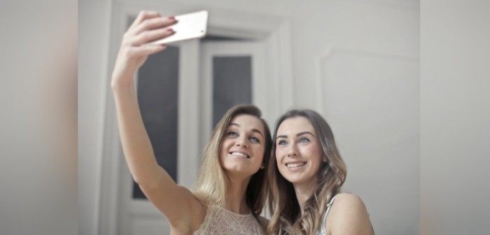 No es tan sencillo como parece: 7 tips que debes considerar para sacarte una buena selfie
