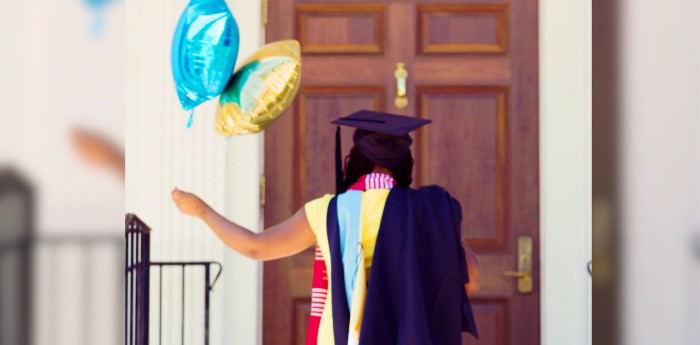 Joven finalizó su Máster y madre convirtió su diploma en práctico regalo: captura es viral