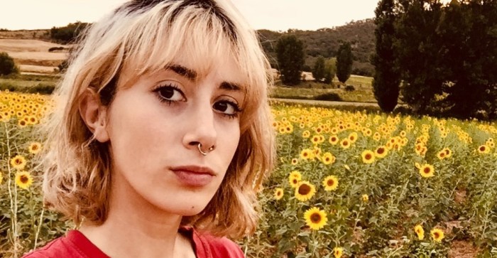 Española dio ejemplar lección a sujeto que le gritó piropo desde su auto: se subió con él