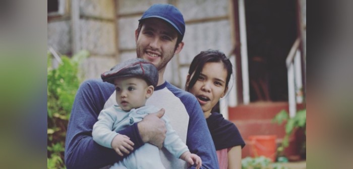 Le envió un regalo navideño sin conocerla y terminó casándose con ella 18 años después