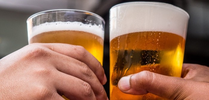 Repartidores de cerveza evitaron que suicida saltara de un puente: le ofrecieron un pack