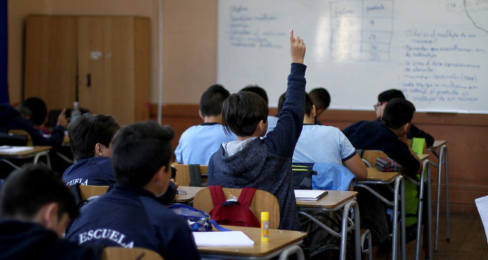 Nuevo caso de discriminación escolar: mujer acusa rechazo hacia su hijo por corte de pelo