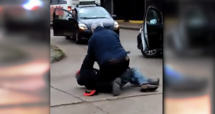 Captan brutal agresión de chofer de taxi en Cauquenes: apuñaló a una persona en la calle