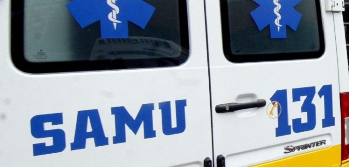 Conductora intentó esquivar choque y terminó en el patio de una casa tras derribar un muro